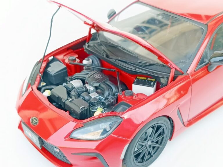 รายละเอียดเครื่องยนต์ของโมเดลรถยนต์ Tamiya 1/24 Toyota GR86 สีแดง - บริการรับประกอบโมเดล Pro-Built
