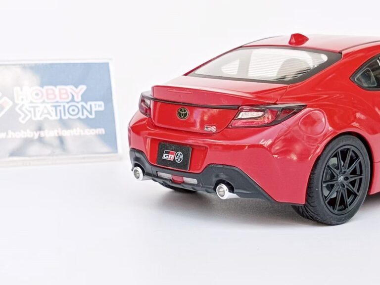 รายละเอียดด้านท้ายของโมเดลรถสปอร์ต Tamiya 1/24 Toyota GR86 สีแดง - บริการรับประกอบโมเดล Pro-Built
