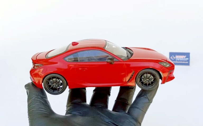 โมเดลรถสปอร์ต Tamiya 1/24 Toyota GR86 สีแดง เมื่อเทียบกับมือทีมช่างโมเดล - บริการรับประกอบโมเดล Pro-Built