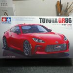 หน้ากล่องโมเดลรถยนต์ Tamiya 1/24 Toyota GR86 บริการรับประกอบโมเดลรถยนต์ด้วยโมเดลเลอร์มืออาชีพ