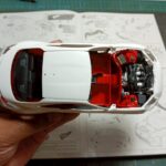 มุมด้านบนหลังประกอบบอดี้เข้ากับช่วงล่างของโมเดลรถยนต์ Tamiya 1/24 Toyota GR86 เข้าด้วยกัน บริการรับประกอบโมเดลรถยนต์ด้วยโมเดลเลอร์มืออาชีพ