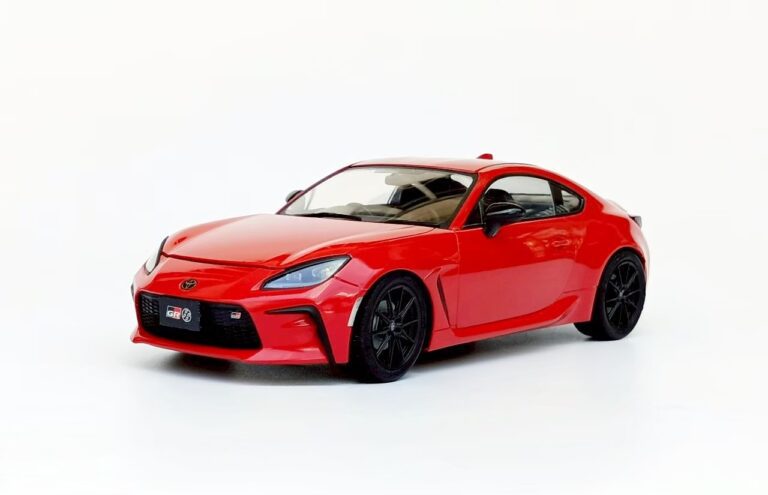 มุมมองอีกมุมหนึ่งของ โมเดล Toyota GR86 1/24 สีแดง - บริการรับประกอบโมเดล Pro-Built