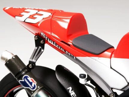 Tamiya 1/12 Yamaha YZR-M1'01 No.7/No.33 (TA14100) - TA14100