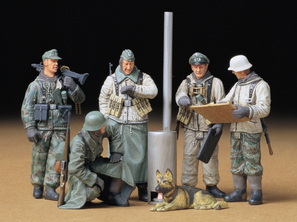 TA35212_1 Tamiya 1/35 German Soldiers At Field Briefing (TA35212) - TA35212